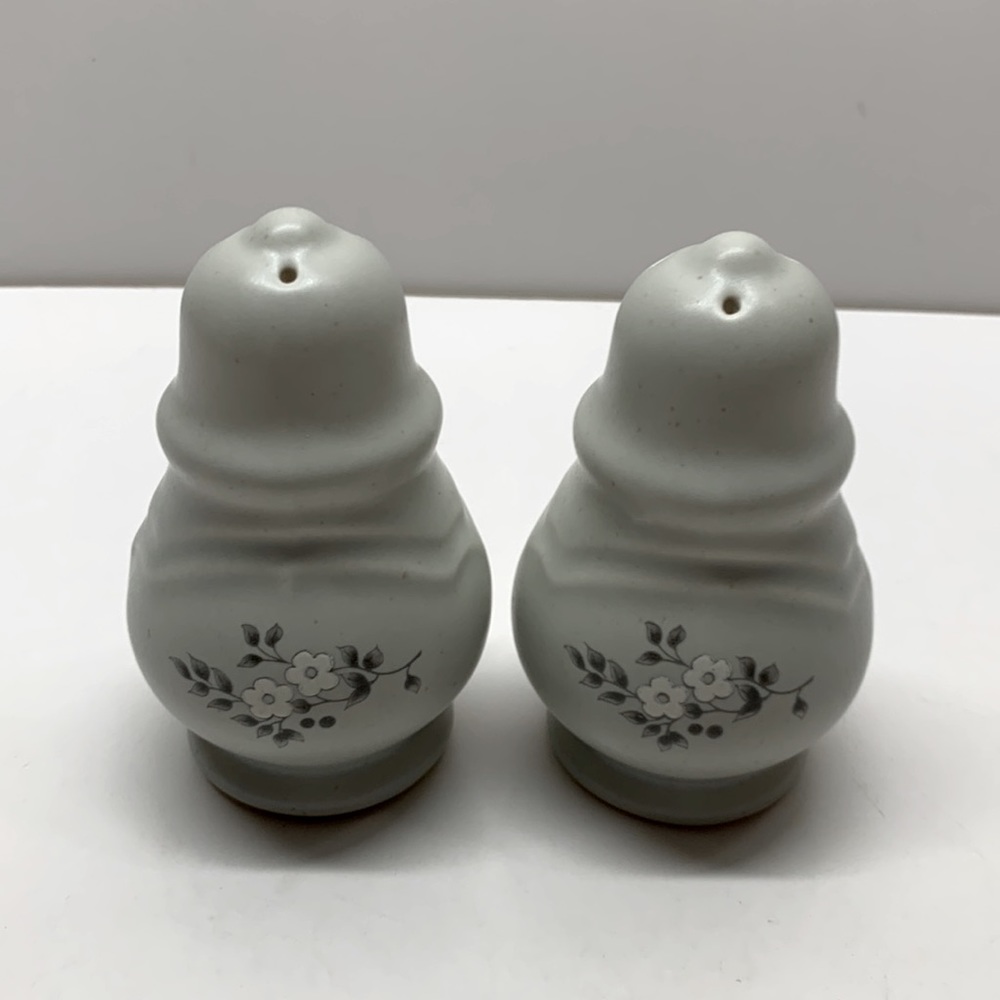 Vintage Pfaltzgraff Heirloom Salt and Pepper Shakers